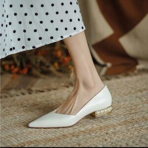 Like New Leather Pointy Toe Pearl Inset Heel Flats Loafer Size 38 or 7.5